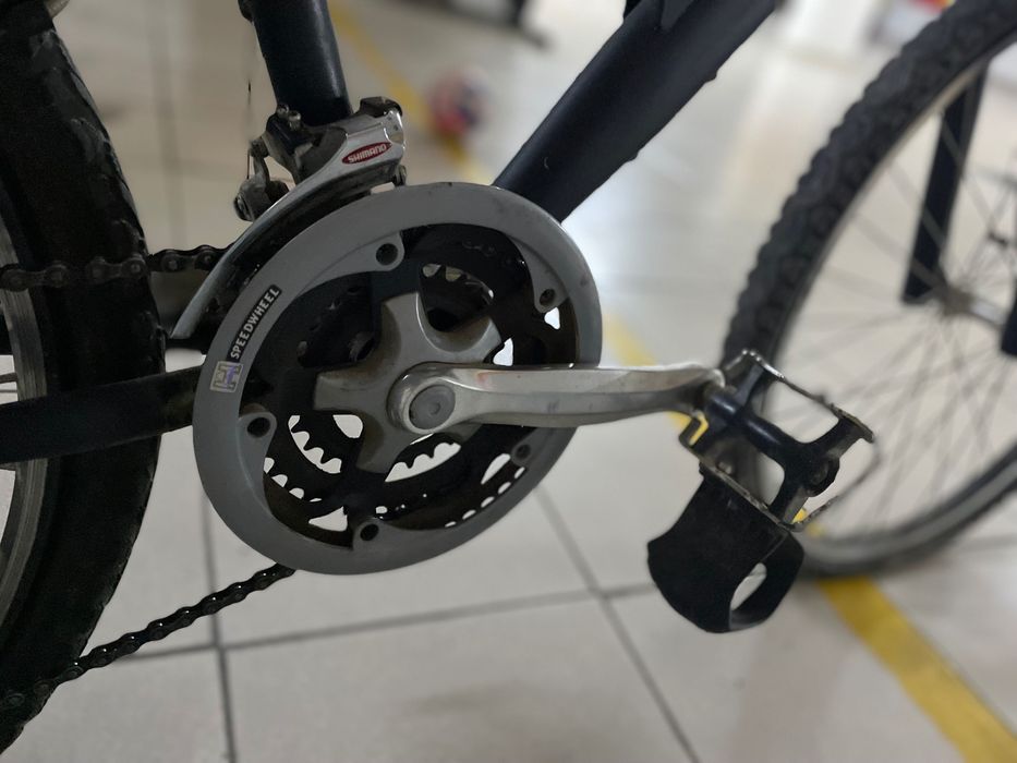 Bicicleta preta amortecedor frente/cebtro