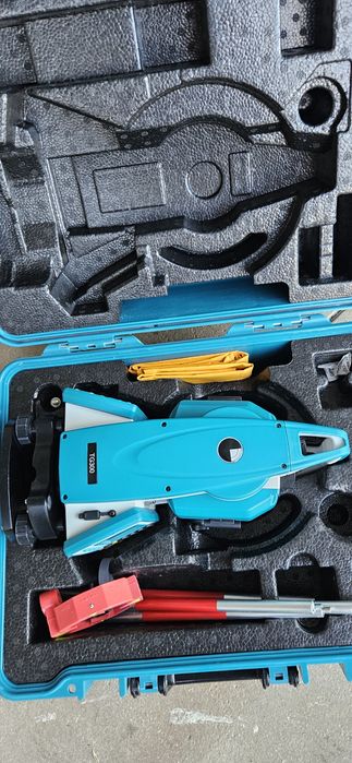 Teodolito com prisma e tripé