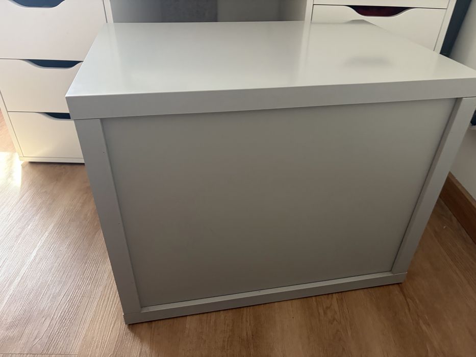 Cómoda cinzenta e branco