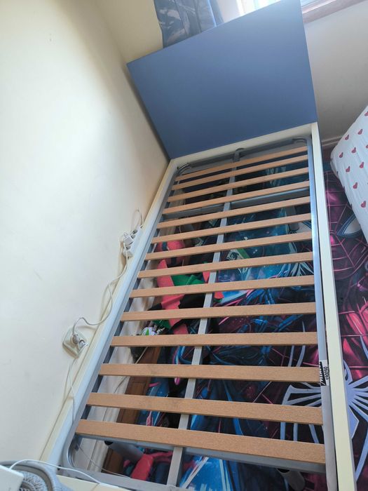 Vendo uma cama solteiro com o colchão