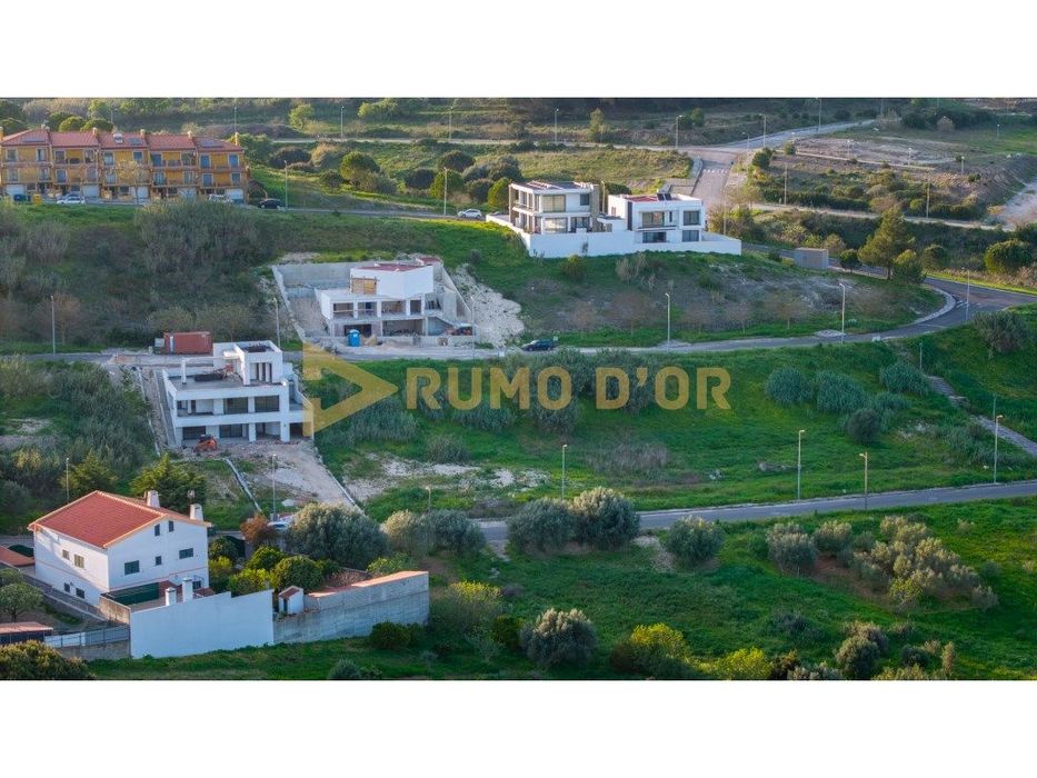 Lote de Terreno para construção de Moradia Geminada