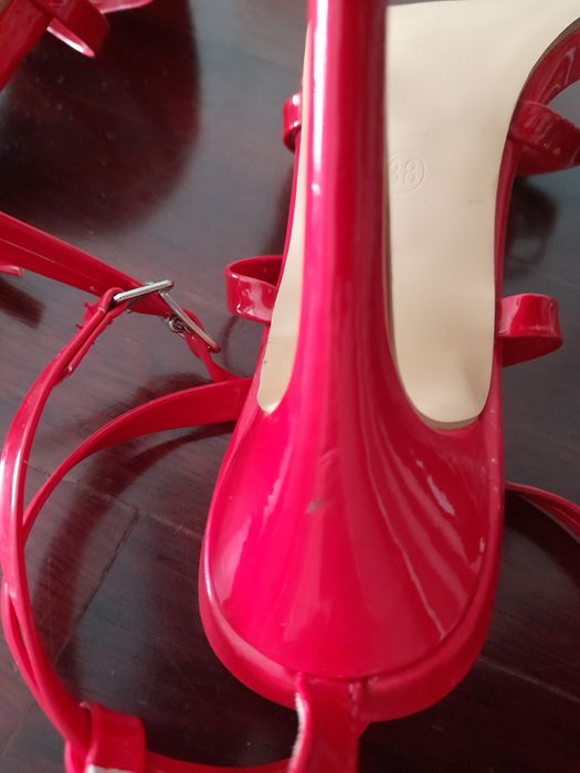 Sandálias encarnado de verniz tam.38