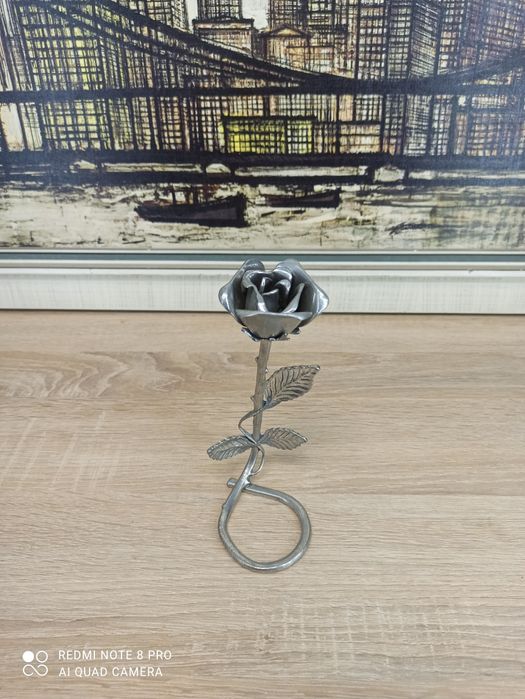 Metalowy świecznik w kształcie róży