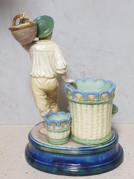 Rara antiga figura de costumes em faiança europeia