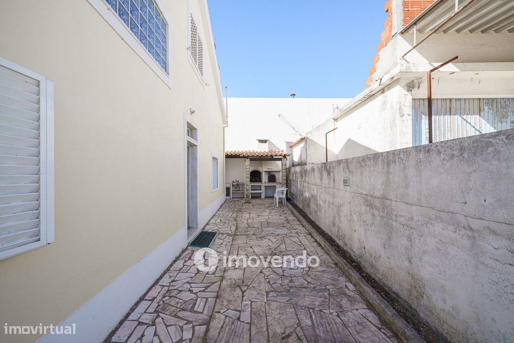 Moradia T4 com garagem e próxima da praia, na Charneca da Caparica
