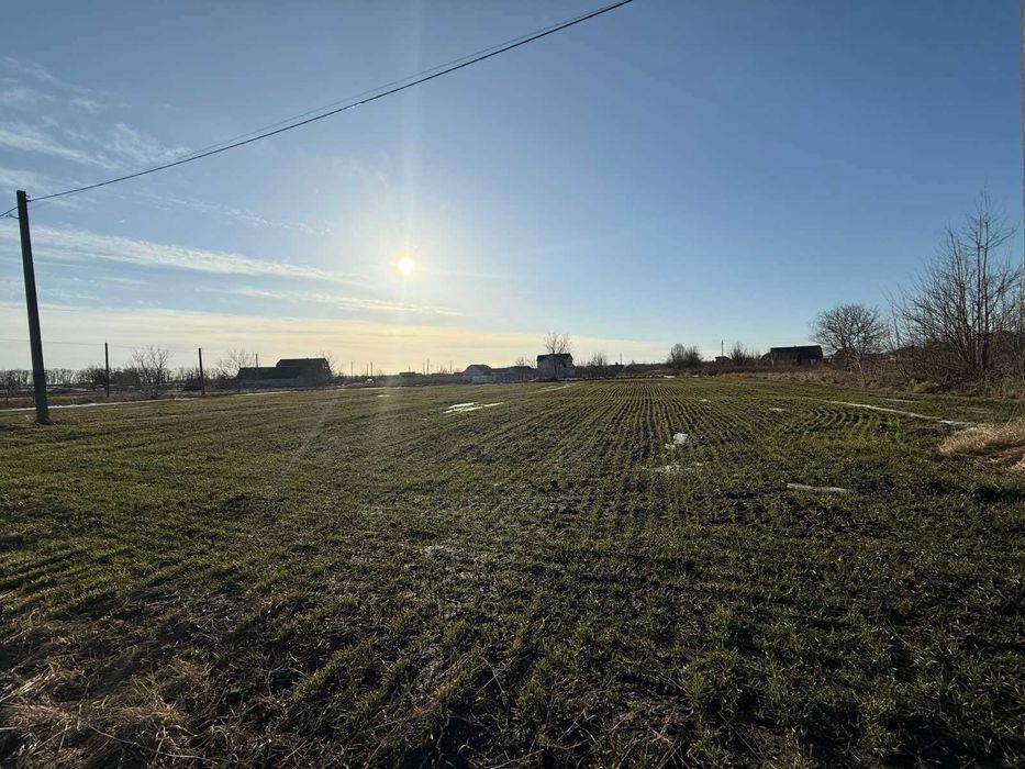 Продам ділянку в смт Літин .Рівна під житлову забудовуПоруч світло газ