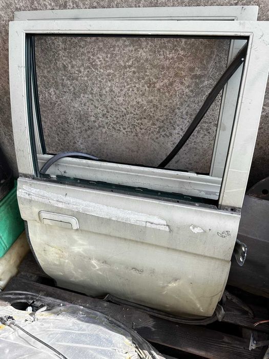 Продам правою переднюю дверь Mitsubishi L200 2004 г.в.