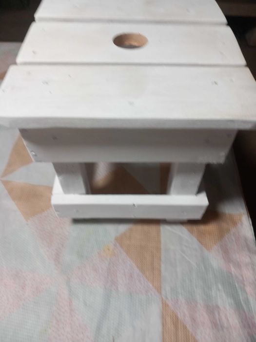 Banco rústico pequeno para servir como Banco ou para apoio a vasos de flores ou floreira  com 0,27cm quadrados  026cm altura
