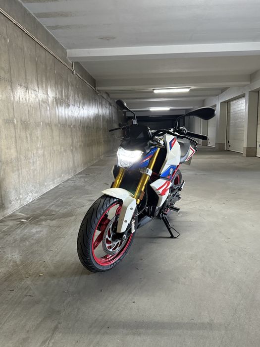 BMW G 310R.