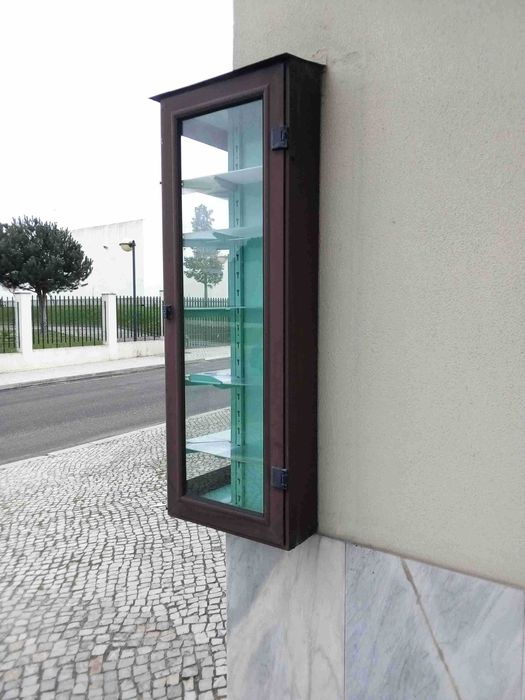 Expositor de alumínio com dupla vitrine em vidro