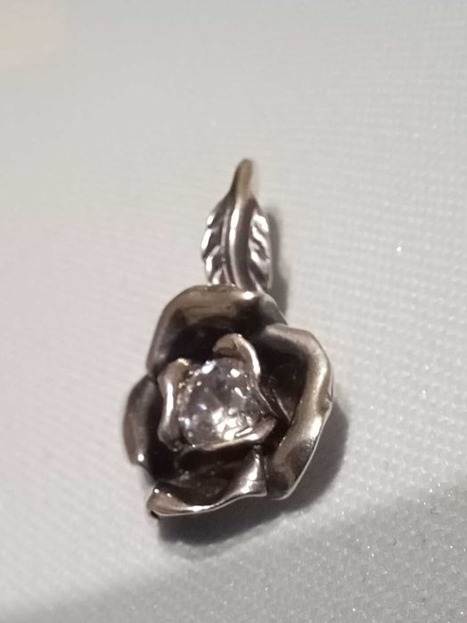 Wisiorek kwietek z cyrkonią srebrny.