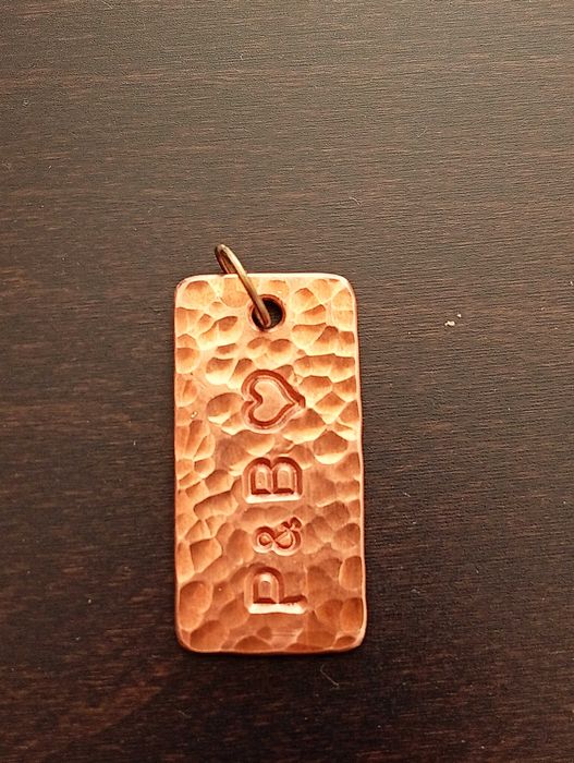 Porta chaves em cobre maciço e verdadeiro. Pode ser personalizado com iniciais ou uma data
