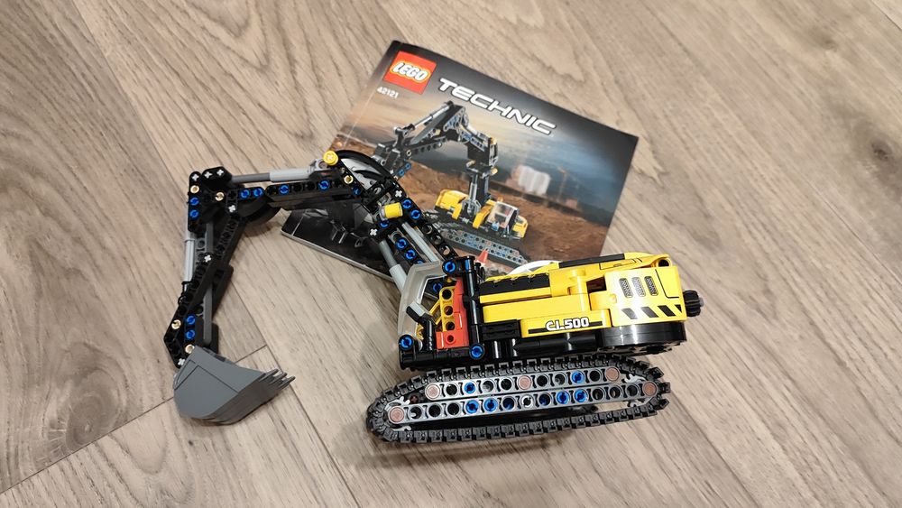 LEGO Technic Wytrzymała koparka 42121