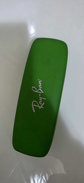 Oculos crianca da marca RAY BAN com algum uso