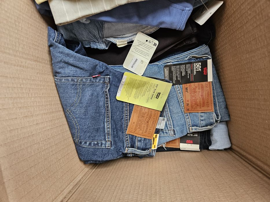 Box z ciuchami Levis