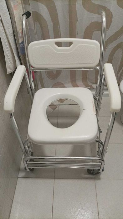 Cadeira de Banho e WC com Rodas
