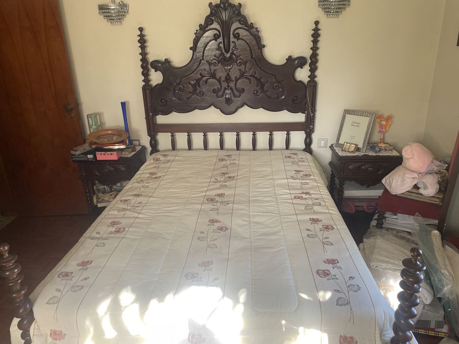 Cama casal e medinha de cabeceira