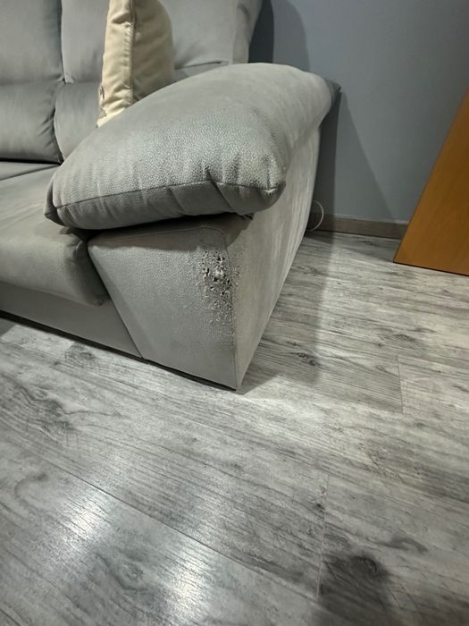 Sofá de 3lugares com chaise longue. Algumas marcas de uso de gato.