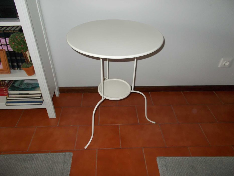 Mesa em ferro lacada branca M/ bom estado