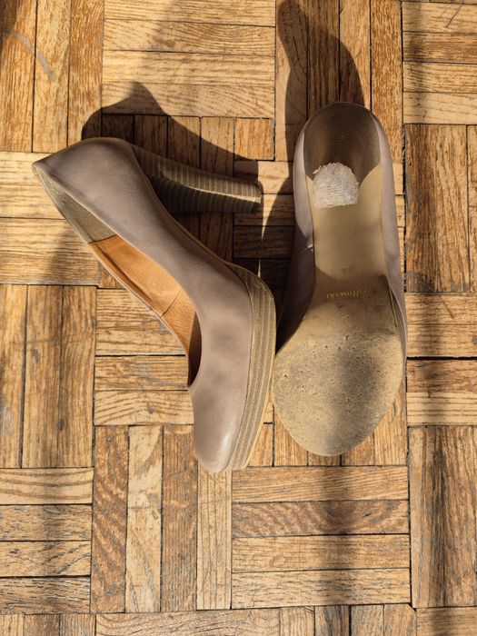 Skórzane buty na wysokim obcasie