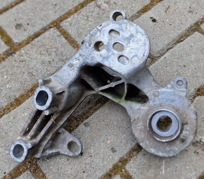 łapa silnika 4f0199351aa audi a6 c6