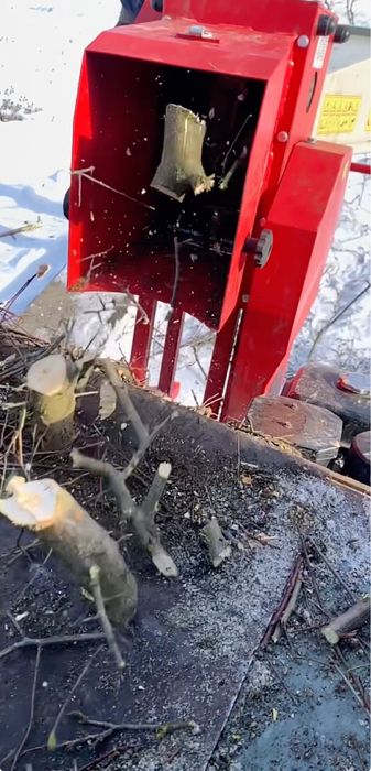 Послуги подрібнювача гілок,послуги ,робота,дрова,сад,техніка,садівник