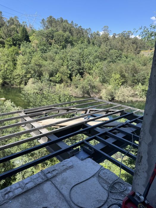 Serralharia civil ( Portoes , portas , estruturad metalicas , pavilhao