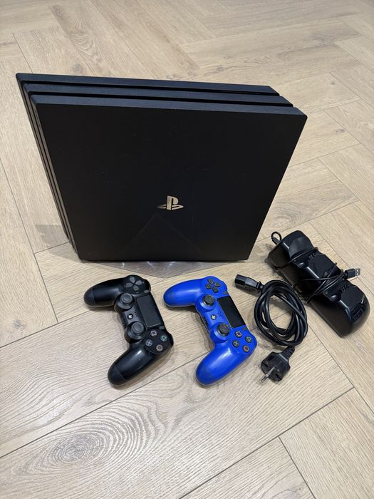 Playstation 4 Pro 1TB  + 2 pady