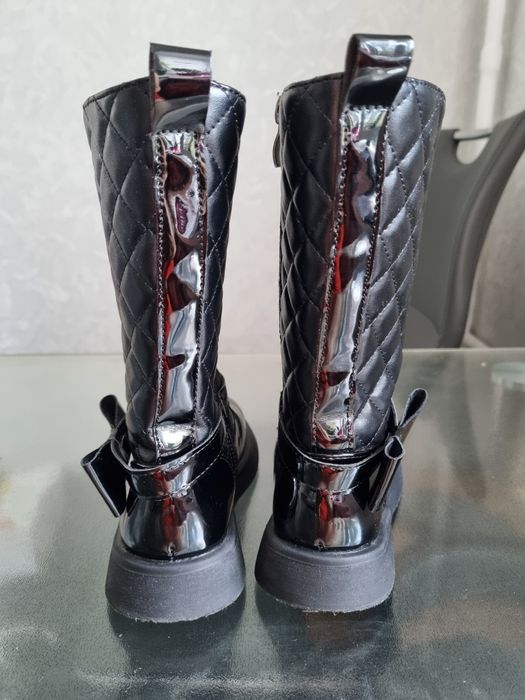 Сапожки демі чобітки осінь-весна чорні лакові стьобані з бантиком