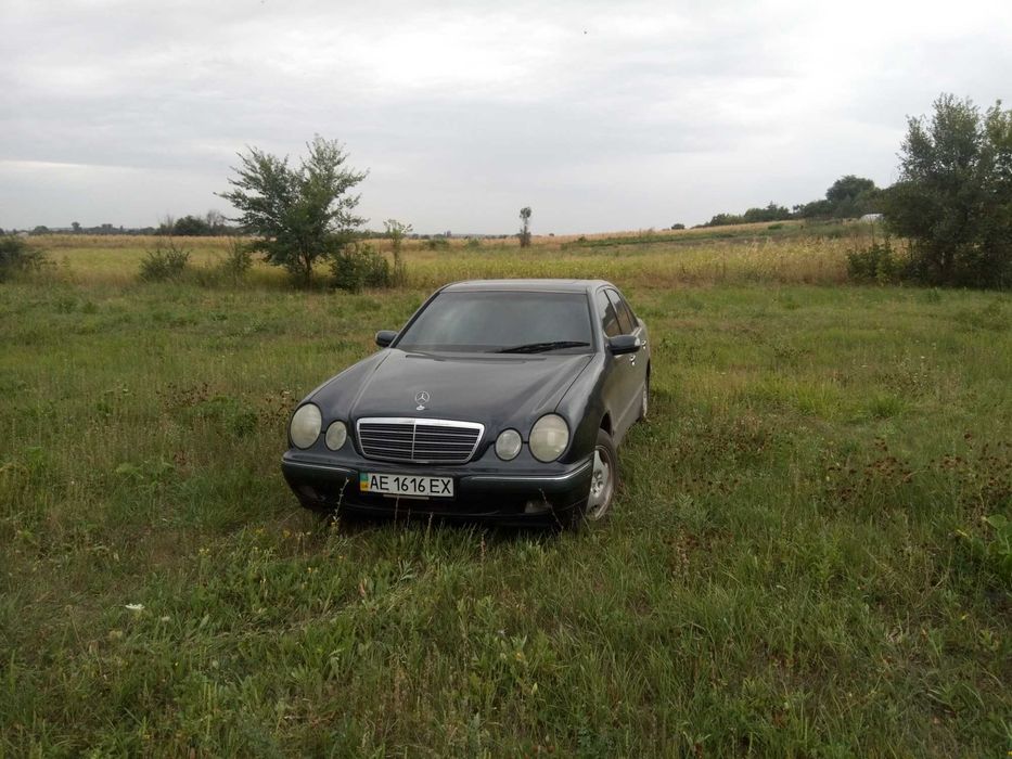 автомобіль Mercedes-Benz E240