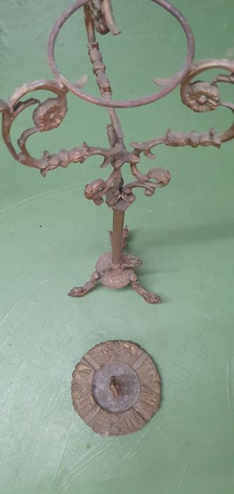 Cinzeiro de pé antigo com brasões