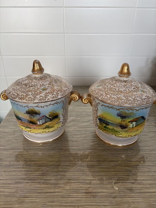 Um par de peças de porcelana portuguesa pintadas
