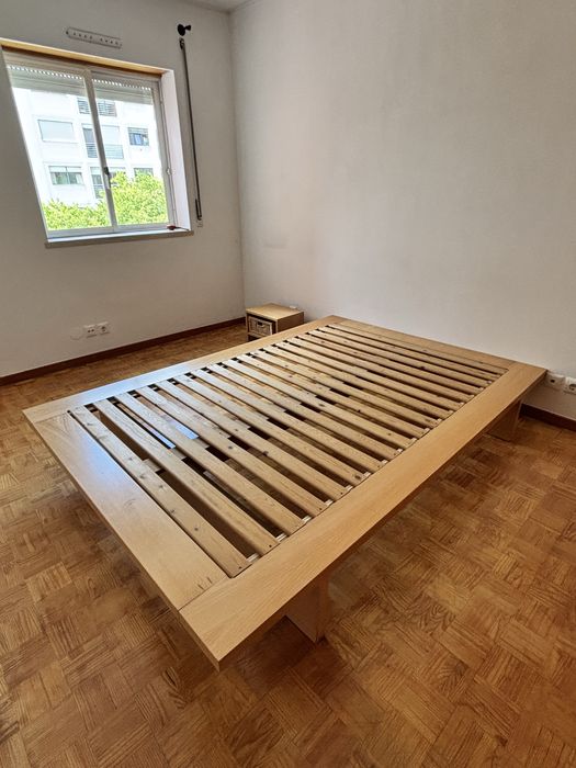Cama japonesa e 2 mesas cabeceira