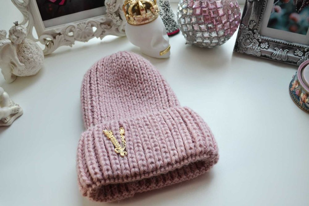 Розовая шапка с отворотом Versace