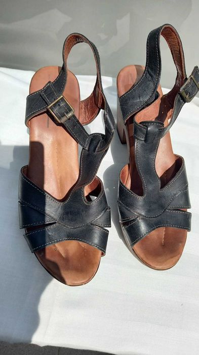 Sandálias castanho Tapadas