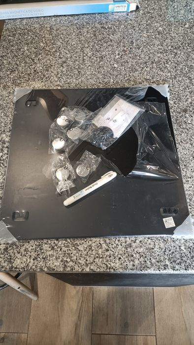 Quadro magnético com imans e suporte de canetas