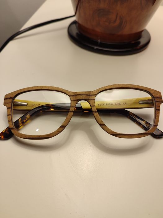 vendo óculos de madeira