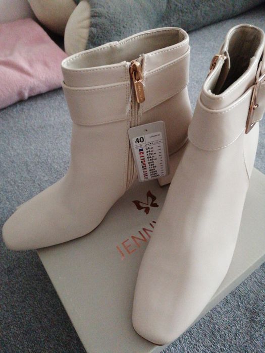 Botki w kolorze beżu.