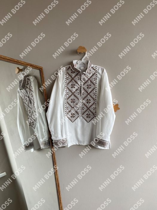 Лляна молочна вишиванка на хлопчика вишита коричнивими нитками