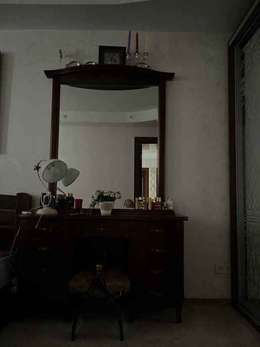 Туалетний столик, макияжне дзеркало, трюмо.