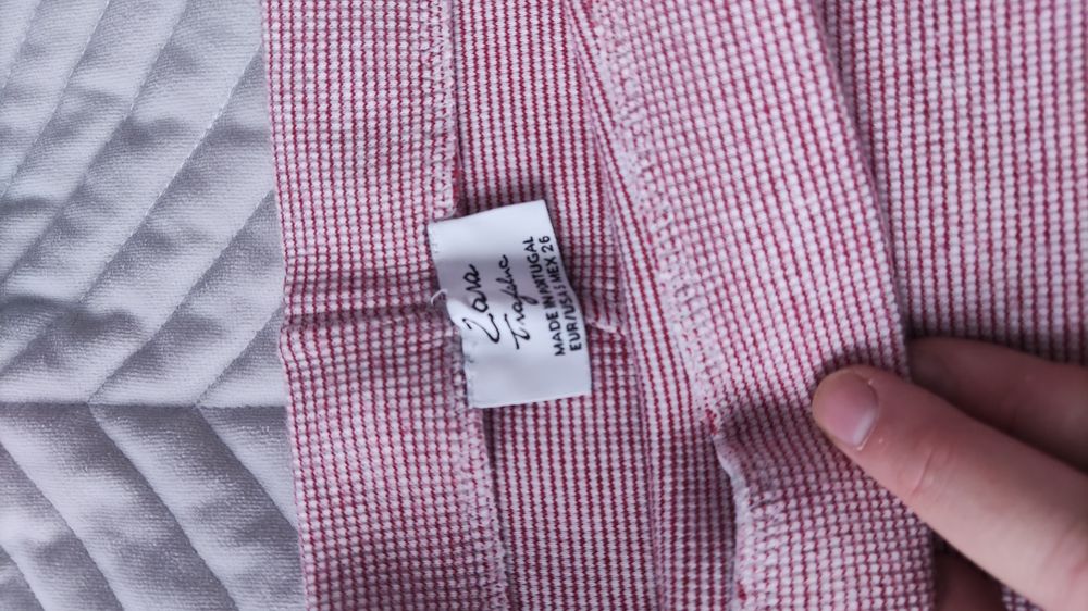 Ołówkowa, dopasowana spódnica z rozcięciem Zara