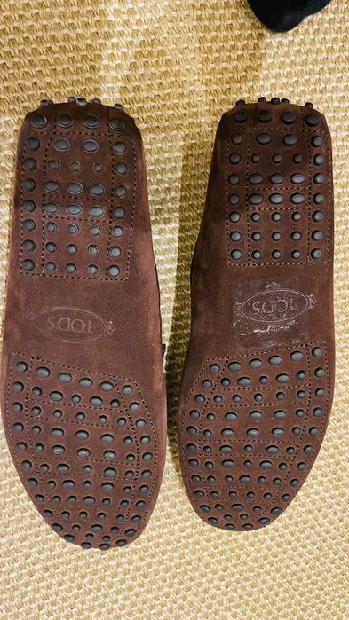 Sapatos de camurça Tod's, novos, sem uso e na caixa original.