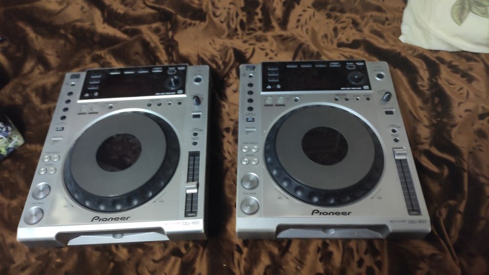 2 x Pioneer CDJ 850 - пара проигрывателей, деки.