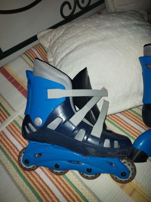 Patins em linha azuis