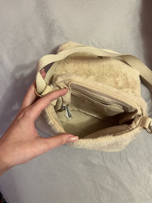 Пухнаста біла сумочка