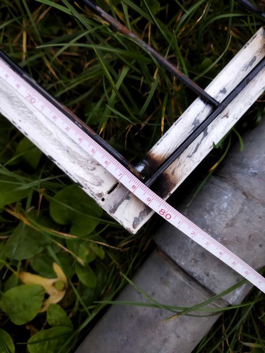 Bramka do ogrodzenia ze słupkami .