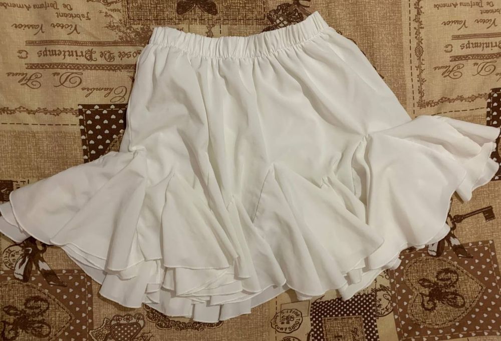 Біла спідниця вище коліна