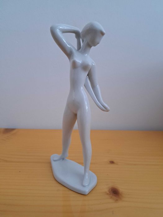 Figurka vintage kobieta z ręcznikiem drasche