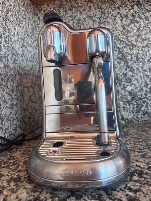Máquina de Café Nespresso Lattissima Pro EN750.MB – Excelente Estado