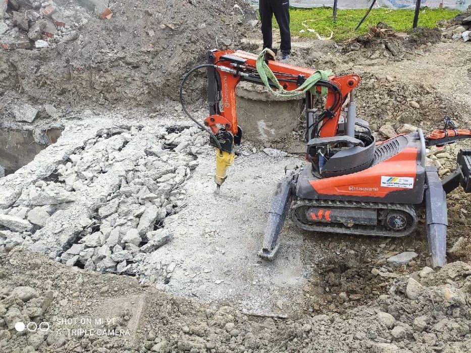 Kruszenie, kucie betonu robotem wyburzeniowym, wyburzenia techniczne.